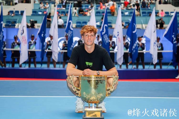辛纳直落两盘击败19岁新星勒纳·钱，捧起中网男单冠军奖杯