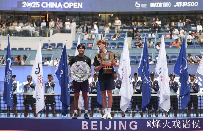 辛纳直落两盘击败19岁新星勒纳·钱，捧起中网男单冠军奖杯
