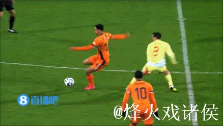 哈托染红梅里诺压哨扳平 西班牙2-2荷兰五连胜被终结 哈托染红梅里诺压哨扳平 西班牙2-2荷兰五连胜被终结